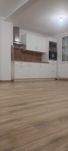 Pose de cuisine, parquet flottant, plinthes, peinture 